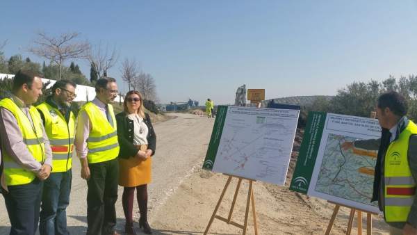 López asiste al inicio de las obras en la carretera A-6052. López asiste al inicio de las obras en la carretera A-6052.