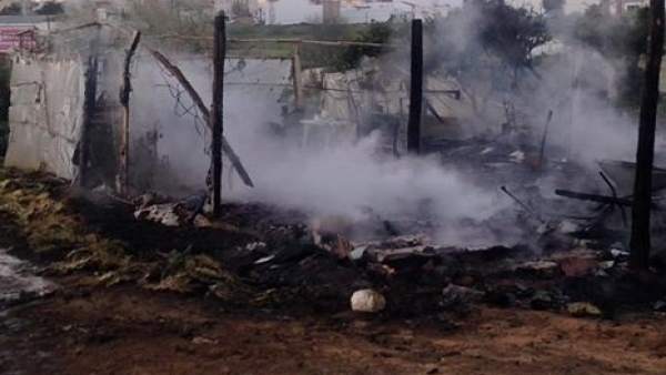 Chabola afectada por un incendio en un asentamiento de Lepe (Huelva) Chabola afectada por un incendio en un asentamiento de Lepe (Huelva)