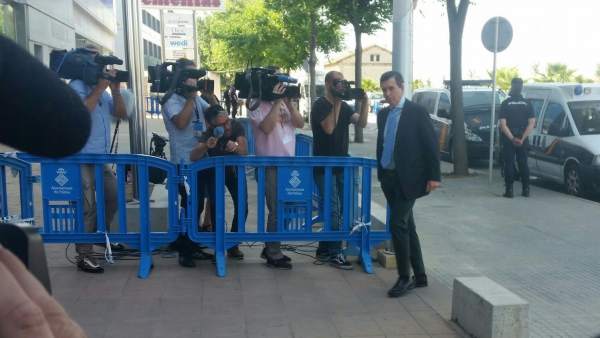 Jaume Matas llegando a la sede de la EBAP Jaume Matas llegando a la sede de la EBAP