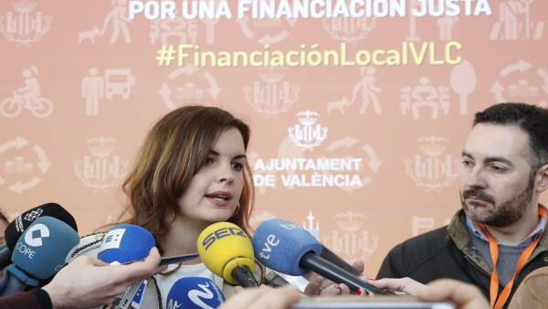 Sandra Gómez atiende a lo mediso de comunicación Sandra Gómez atiende a lo mediso de comunicación