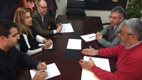 El diputado nacional por el PSOE José Juan Díaz Trillo con el rector de la UHU. El diputado nacional por el PSOE José Juan Díaz Trillo con el rector de la UHU.