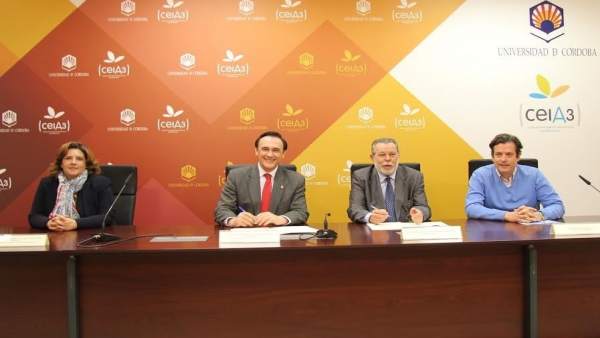 Blanco (centro) y Villamandos (izda.), durante la firma del acuerdo Blanco (centro) y Villamandos (izda.), durante la firma del acuerdo