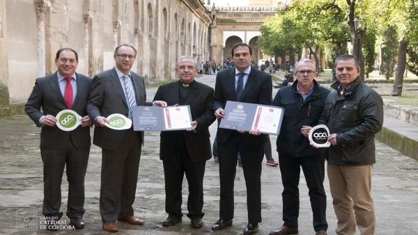 Responsables del Cabildo y de las certificadoras ante la Mezquita-Catedral Responsables del Cabildo y de las certificadoras ante la Mezquita-Catedral