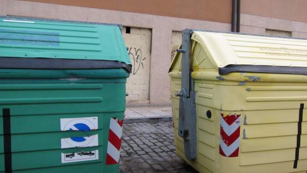 Contenedores de reciclaje en Salamanca. Contenedores de reciclaje en Salamanca.