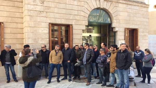 Trabajadores de SFM ante el Consolat Trabajadores de SFM ante el Consolat