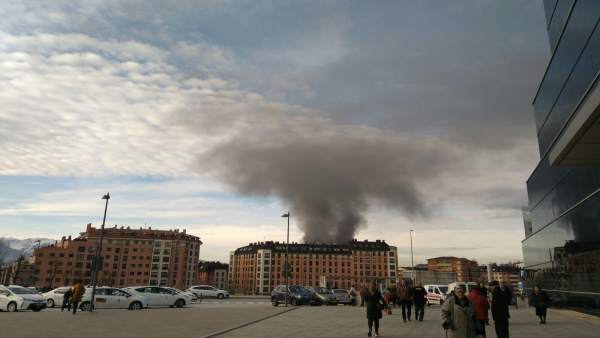 Columna de humo provocado por un incendio en Avenida Pumarín. Columna de humo provocado por un incendio en Avenida Pumarín.