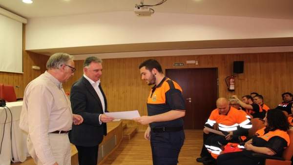 El delegado de la Junta en Huelva, Francisco Romero, con Protección Civil. El delegado de la Junta en Huelva, Francisco Romero, con Protección Civil.