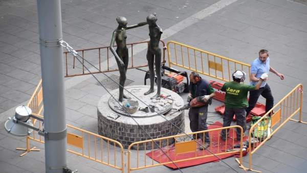 Desmonataje para su reparación de la escultura Complicidad Desmonataje para su reparación de la escultura Complicidad