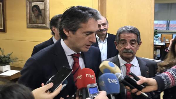 De la Serna hace declaraciones a los medios tras la reunión con Revilla De la Serna hace declaraciones a los medios tras la reunión con Revilla
