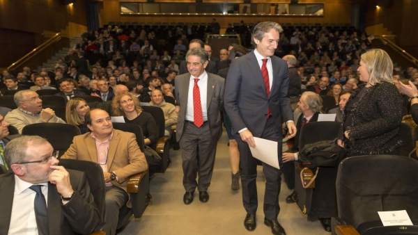 Revilla y De la Serna en el acto público del ministro para explicar el tren Revilla y De la Serna en el acto público del ministro para explicar el tren