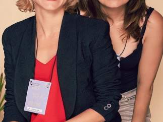 Maggie Civantos (I) y Esther Noriega (D)