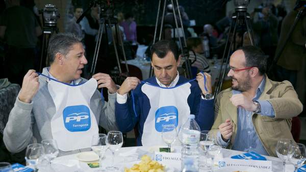 Xavier García Albiol y Fernando Martinez-Maillo (PP) comiendo calçots. Xavier García Albiol y Fernando Martinez-Maillo (PP) comiendo calçots.