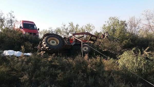 Un hombre muere al volcar su tractor en Alpartir (Zaragoza). Un hombre muere al volcar su tractor en Alpartir (Zaragoza).