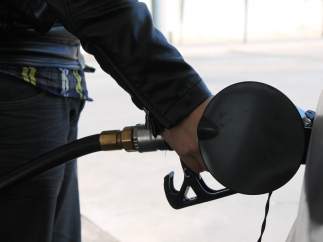 Un conductor echa gasolina a su vehículo