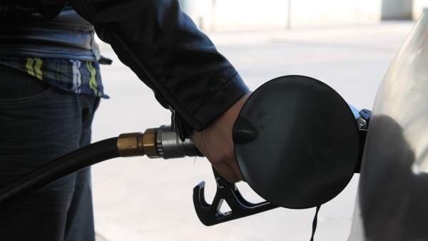 Un conductor echa gasolina a su vehículo Un conductor echa gasolina a su vehículo
