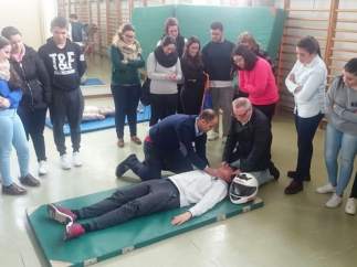 Profesionales, profesores y alumnos durante el taller de RCP