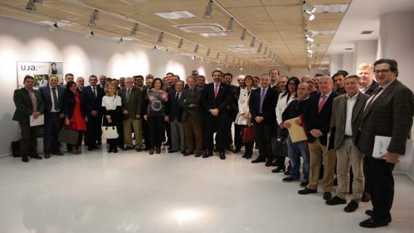 Foto de la familia de los miembros de la Fundación Universidad de Jaén-Empresa. Foto de la familia de los miembros de la Fundación Universidad de Jaén-Empresa.
