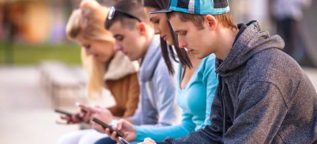 Jóvenes con el móvil