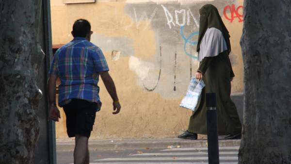 Una mujer con nicab. Una mujer con nicab.