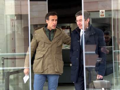 El hijo pequeño de Ruiz-Mateos saliendo de los juzgados de Lleida