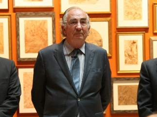 Amado Franco (centro) presenta su renuncia como presidente de Ibercaja.