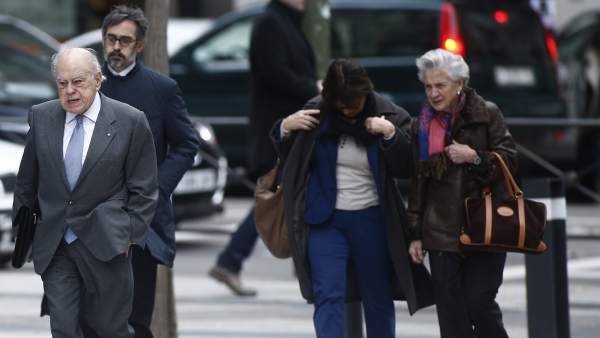 Jordi Pujol y Marta Ferrusola llegando a la Audiencia Nacional. Jordi Pujol y Marta Ferrusola llegando a la Audiencia Nacional.