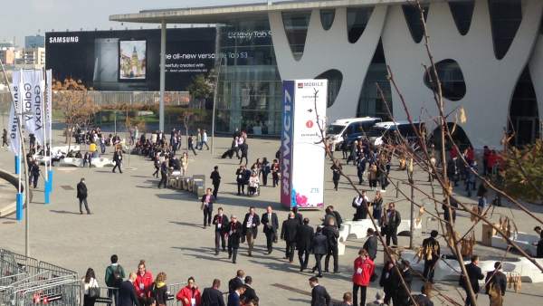 Aspecto del acceso principal al congreso de móviles de Barcelona 2017 en Fira Gran Via en el mediodía de este lunes 27 de febrero. Aspecto del acceso principal al congreso de móviles de Barcelona 2017 en Fira Gran Via en el mediodía de este lunes 27 de febrero.