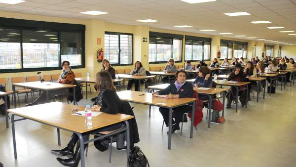 Aspirantes A Maestro Se Examinan En Las Oposiciones De La Comunidad De Madrid Aspirantes A Maestro Se Examinan En Las Oposiciones De La Comunidad De Madrid