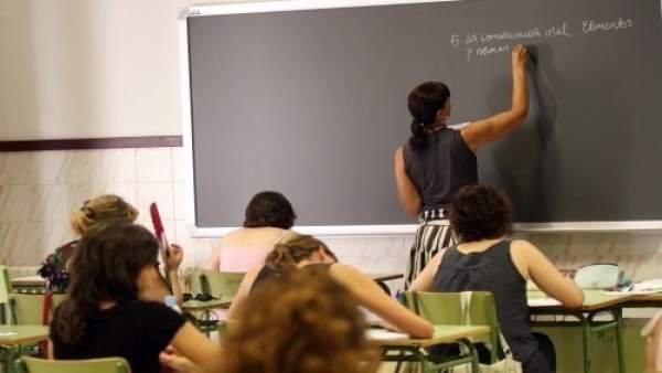 Profesora y alumnos en clase Profesora y alumnos en clase