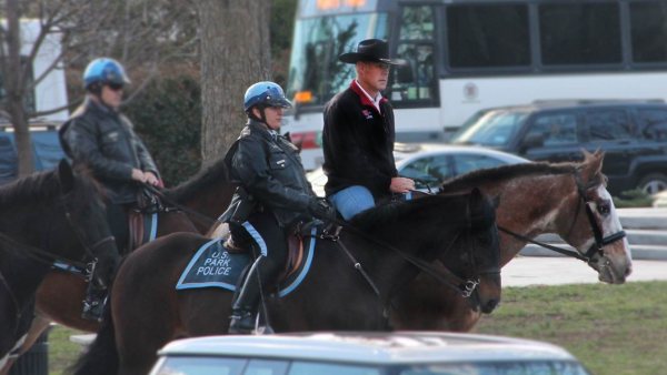 Ryan Zinke, a caballo a su trabajo Ryan Zinke, a caballo a su trabajo