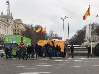 Autocaravana de Hazte Oír y el autobús de 'El Intermedio'