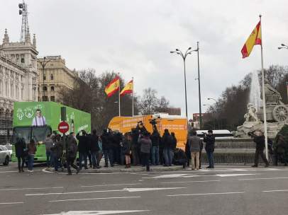 Autocaravana de Hazte Oír y el autobús de 'El Intermedio'