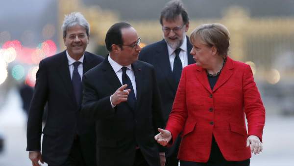 Cumbre a cuatro en Versalles entre Rajoy, Merkel, Hollande y Gentiloni. Cumbre a cuatro en Versalles entre Rajoy, Merkel, Hollande y Gentiloni.