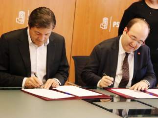 Javier Fernández (PSOE) y Miquel Iceta (PSC) ratifican el acuerdo.