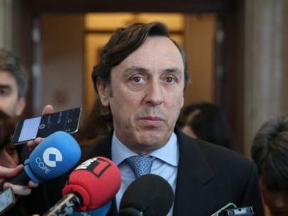 Rafael Hernando atiende a los medios en el Congreso.