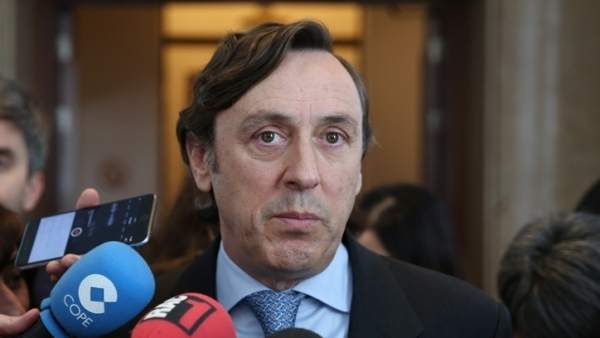 Rafael Hernando atiende a los medios en el Congreso. Rafael Hernando atiende a los medios en el Congreso.