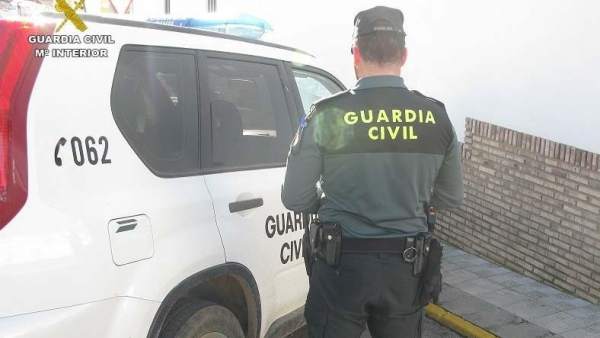 Troben una jove de 20 anys lligada a un arbre en un parc públic de Catarroja Troben una jove de 20 anys lligada a un arbre en un parc públic de Catarroja