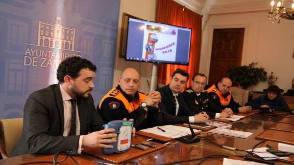 Zamora: Presentación de los desfibriladores para esta Semana Santa Zamora: Presentación de los desfibriladores para esta Semana Santa