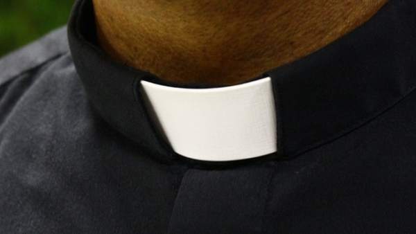 Imagen de archivo de un sacerdote. Imagen de archivo de un sacerdote.