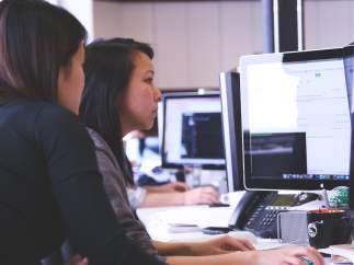 Mujer, trabajadora, ordenador, empresa