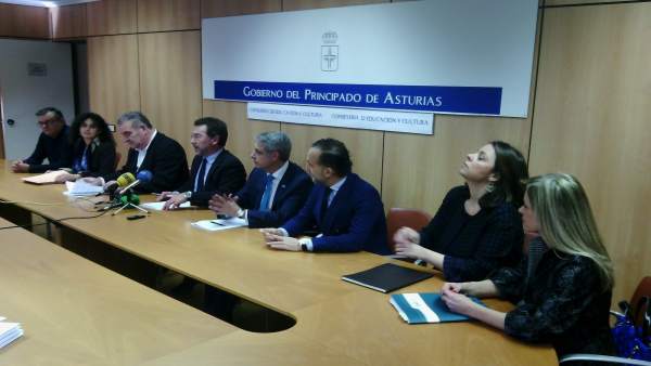 Alonso, en el centro, tras la firma del acuerdo con el Observatorio de FP Dual. Alonso, en el centro, tras la firma del acuerdo con el Observatorio de FP Dual.