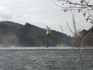 Helicóptero 112. Agua. Pantano. Embalse. Focos. Incendios. Fuegos. Sofocar.