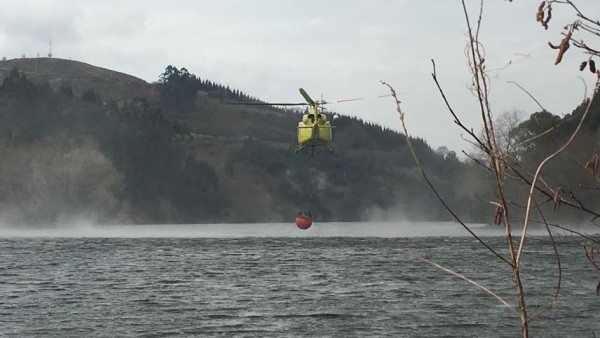 Helicóptero 112. Agua. Pantano. Embalse. Focos. Incendios. Fuegos. Sofocar. Helicóptero 112. Agua. Pantano. Embalse. Focos. Incendios. Fuegos. Sofocar.