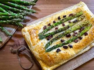 Hojaldre de espárragos trigueros, champiñones y queso