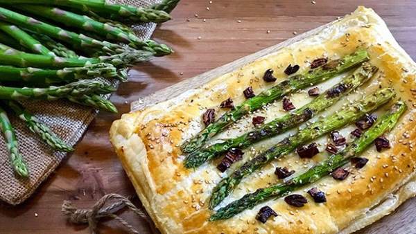 Hojaldre de espárragos trigueros, champiñones y queso Hojaldre de espárragos trigueros, champiñones y queso