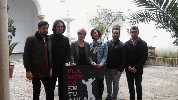 Ruz (izda.), junto a los organizadores de 'Flamenco en tu Aula' Ruz (izda.), junto a los organizadores de 'Flamenco en tu Aula'