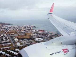 Un aparato de la compañía noruega sobrevuela una ciudad portuaria