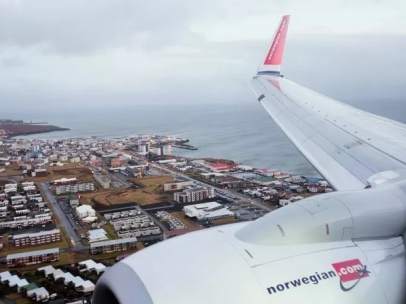 Un aparato de la compañía noruega sobrevuela una ciudad portuaria