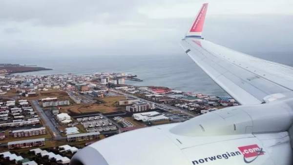 Un aparato de la compañía noruega sobrevuela una ciudad portuaria Un aparato de la compañía noruega sobrevuela una ciudad portuaria