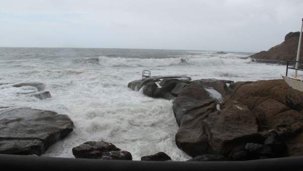 Olas en la caleta de Adeje Olas en la caleta de Adeje
